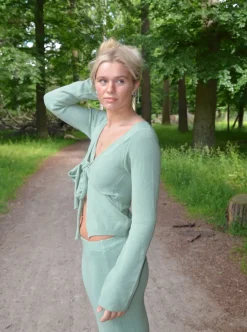 Design By Si Ines strikket bluse med bindebånd - Støvet grøn Best