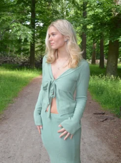 Design By Si Ines strikket bluse med bindebånd - Støvet grøn Best