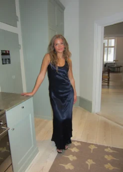 Design By Si Jeanne satinkjole - Navy Discount