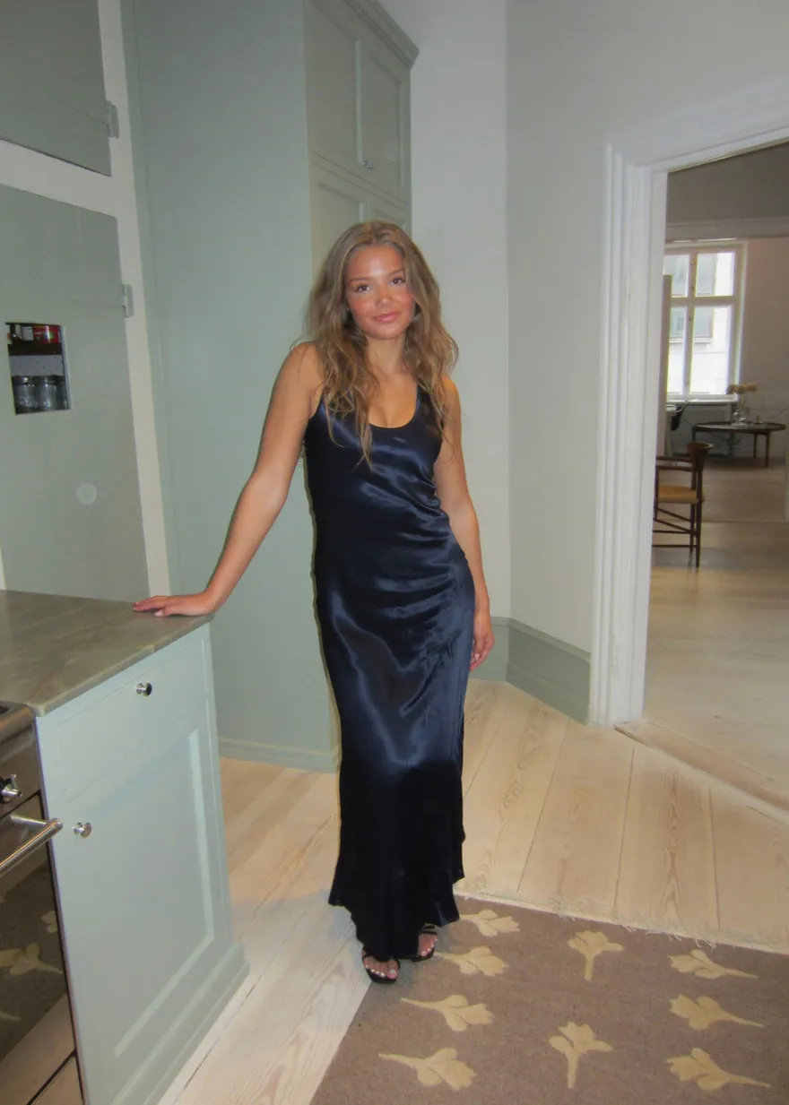 Design By Si Jeanne satinkjole - Navy Discount