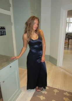Design By Si Jeanne satinkjole - Navy Discount