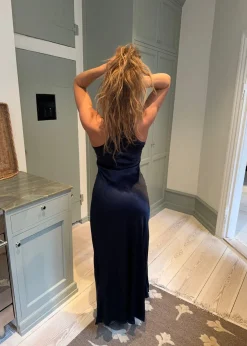 Design By Si Jeanne satinkjole - Navy Discount