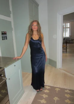 Design By Si Jeanne satinkjole - Navy Discount