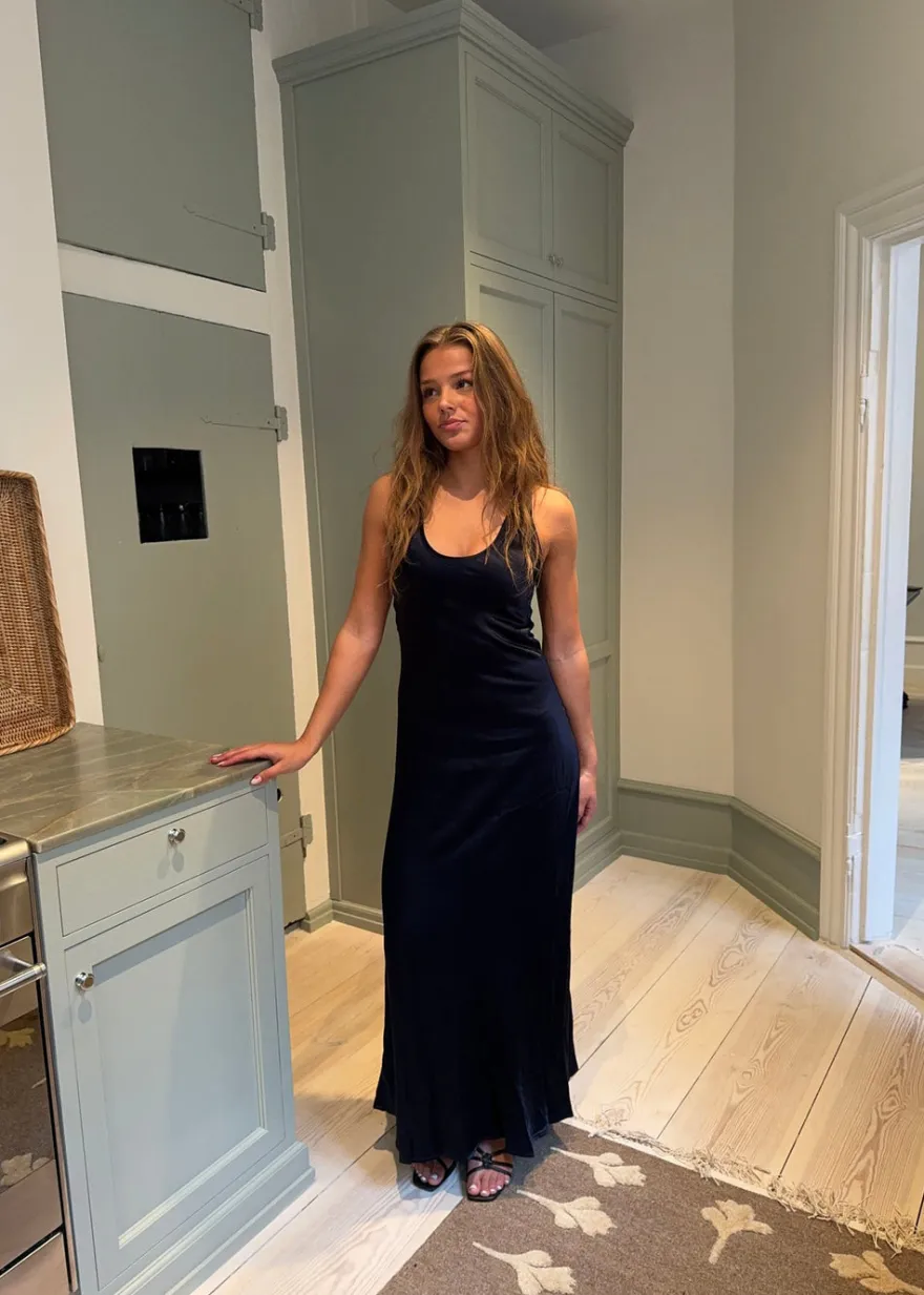 Design By Si Jeanne satinkjole - Navy Discount