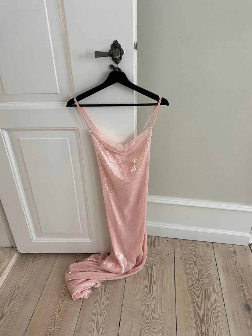 Design By Si Jullie kjole med pallietter - Lyserød Outlet