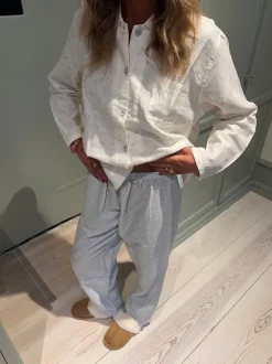 Design By Si Kallie pyjamas sæt med kirsebær - Hvid/blå Clearance