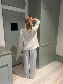 Design By Si Kallie pyjamas sæt med kirsebær - Hvid/blå Clearance