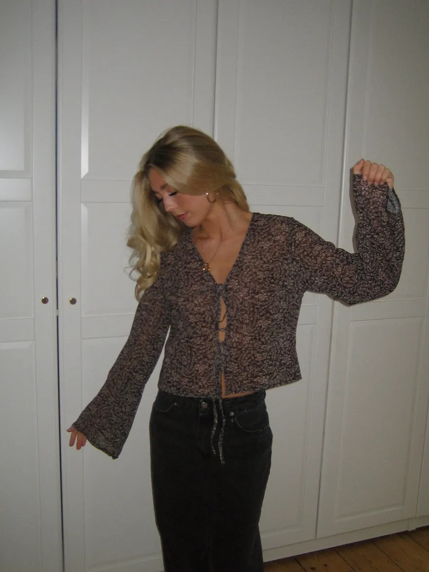 Design By Si Kara bluse med bindebånd - Brun Sale