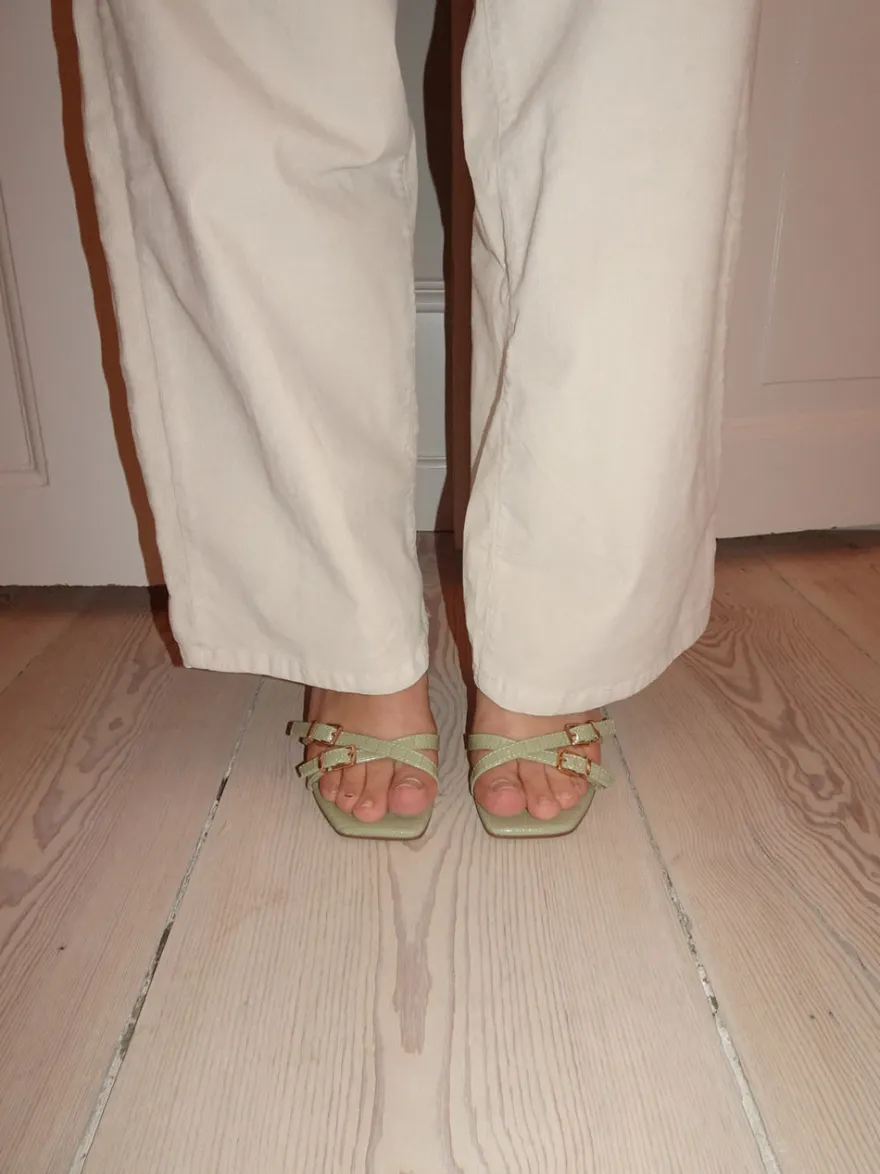 Design By Si Katianna hæle med spændedetaljer - Pastelgrøn Discount