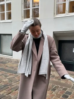 Design By Si Kehlani halstørklæde i strik - Lys grå Best