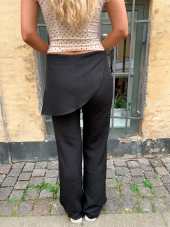Design By Si Kira bukser med slå om detalje - Sort Discount