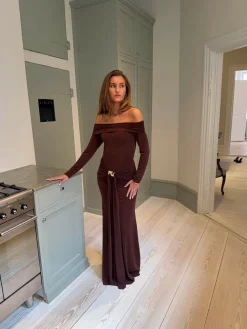Design By Si Lea langærmet kjole med gulddetalje - Brun Outlet