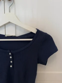Design By Si Lilian t-shirt med knapper - Navy Hot