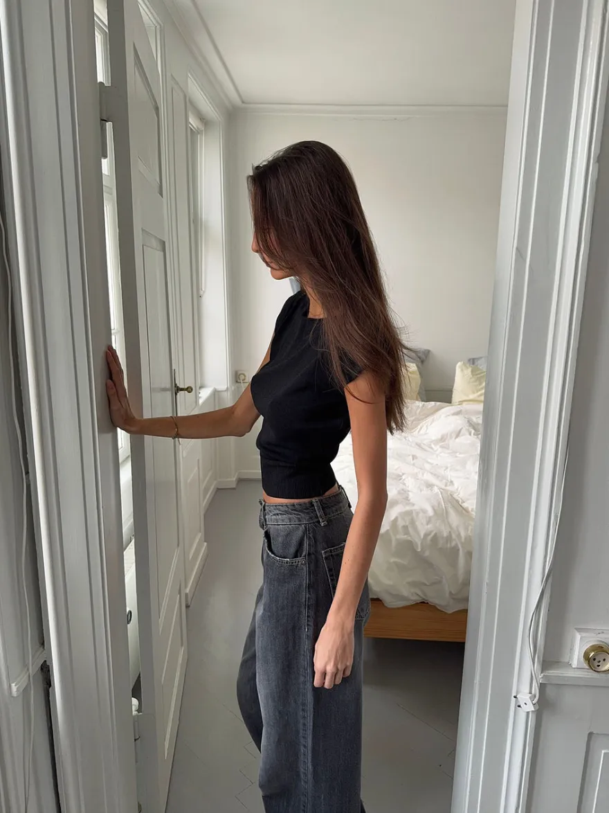 Design By Si Lilu figursyet top - Sort Online