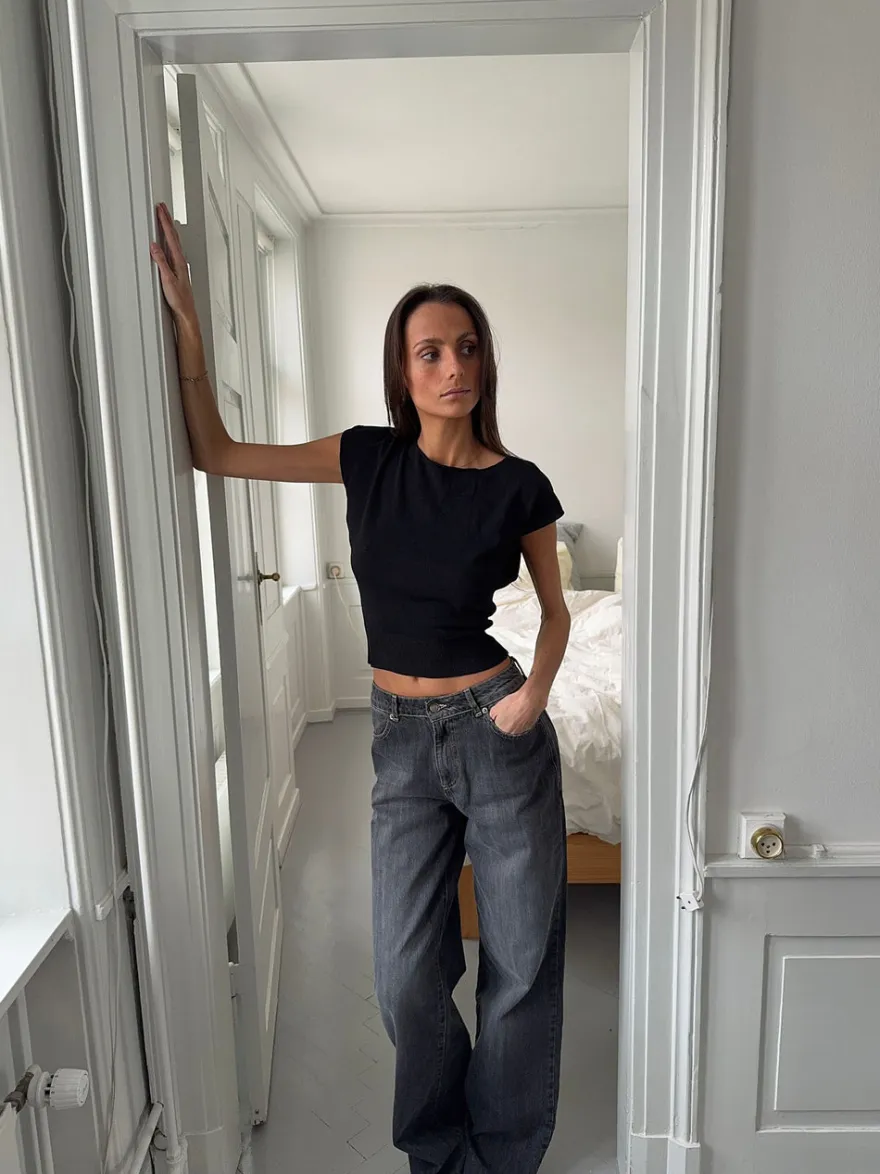 Design By Si Lilu figursyet top - Sort Online