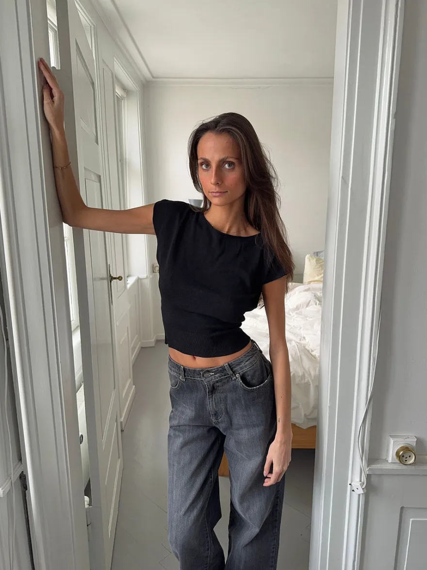 Design By Si Lilu figursyet top - Sort Online