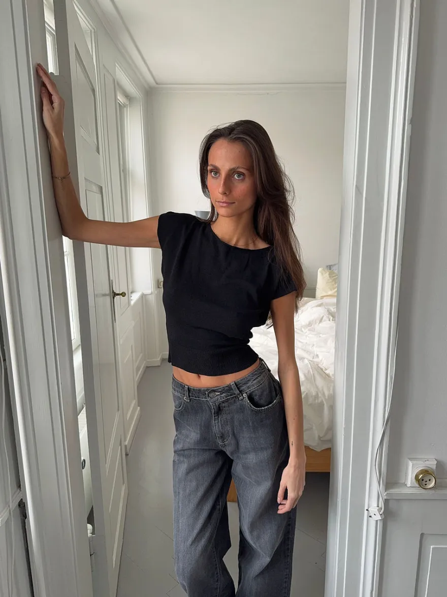 Design By Si Lilu figursyet top - Sort Online