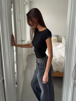 Design By Si Lilu figursyet top - Sort Online