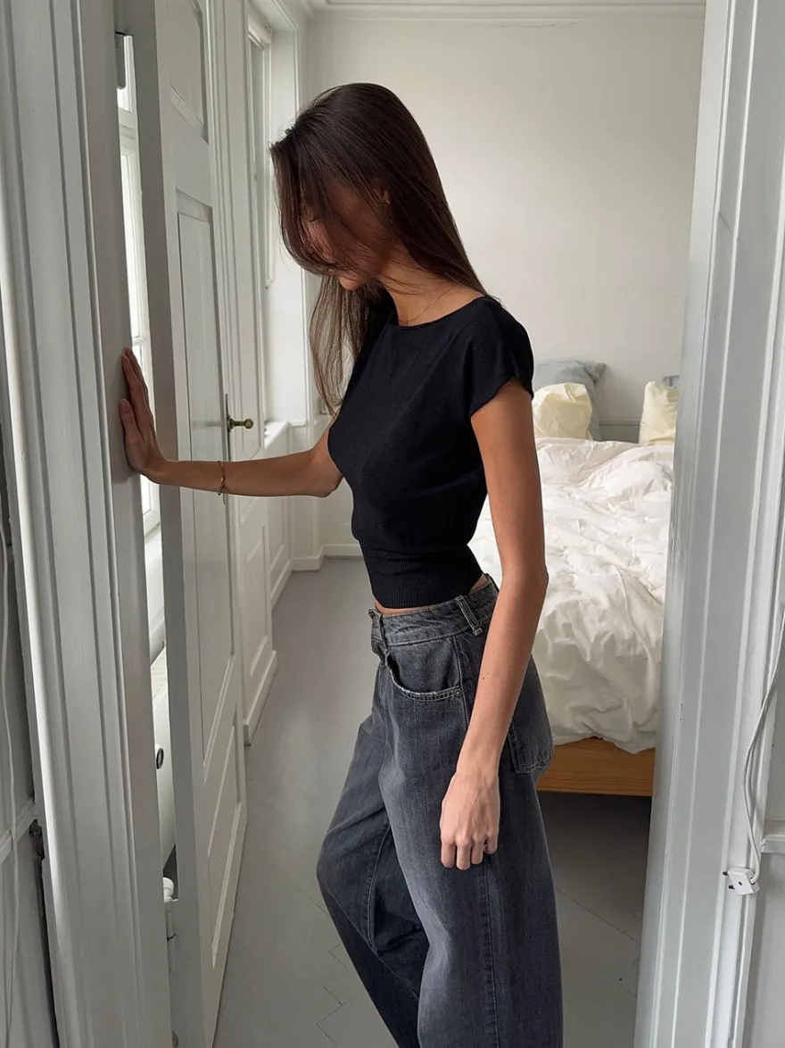 Design By Si Lilu figursyet top - Sort Online