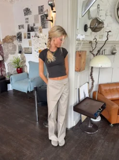 Design By Si Lilyena bukser med asymmetrisk omslag - Beige Online
