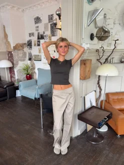 Design By Si Lilyena bukser med asymmetrisk omslag - Beige Online