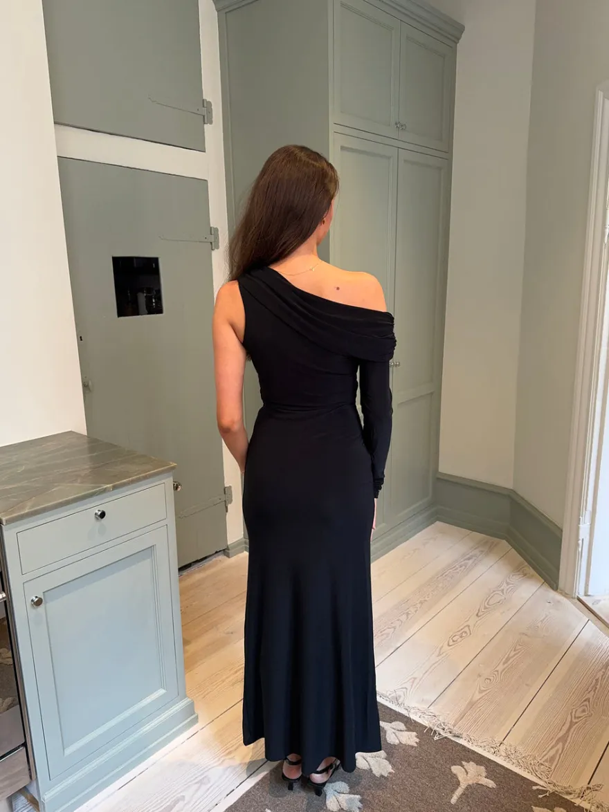 Design By Si Linea one shoulder kjole - Sort Outlet