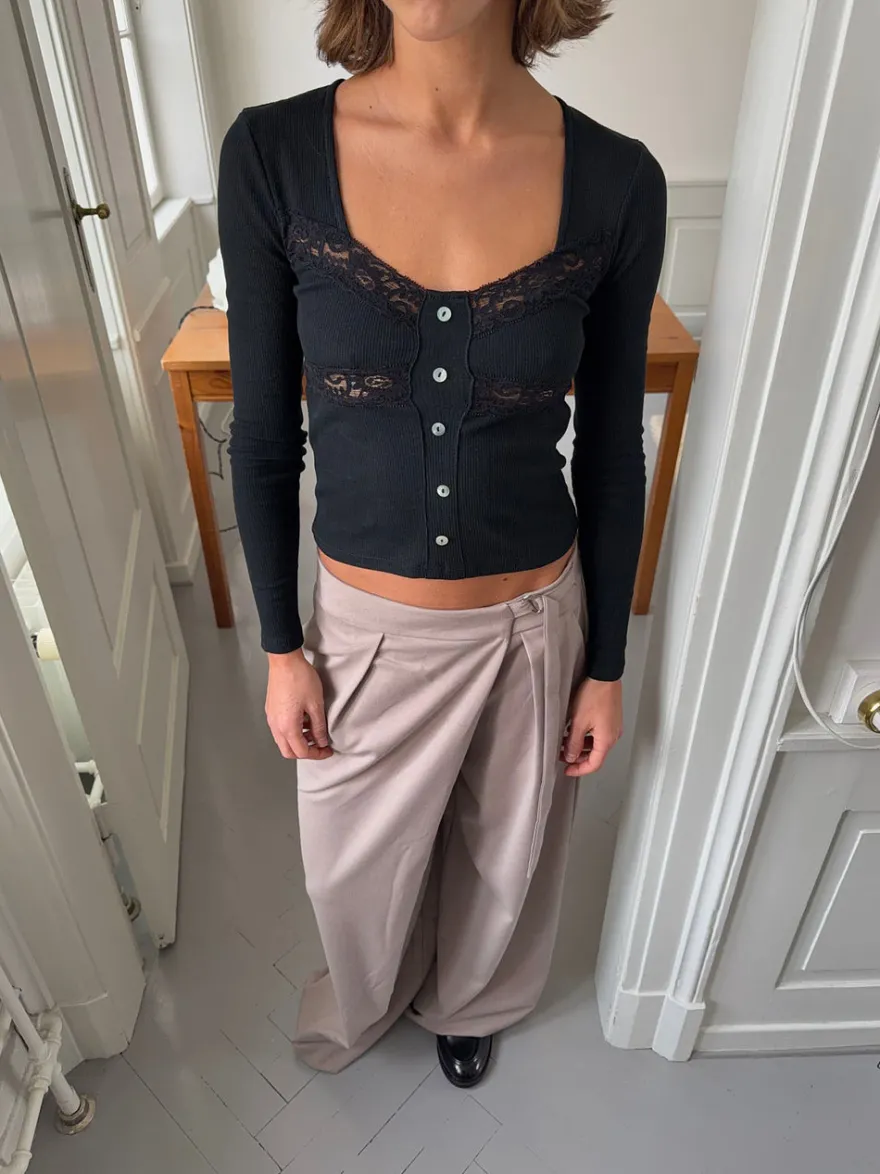 Design By Si Liucina blondebluse med knapper - Sort Best