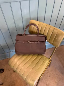 Design By Si Lou stor håndtaske med bindedetalje - Brun Online