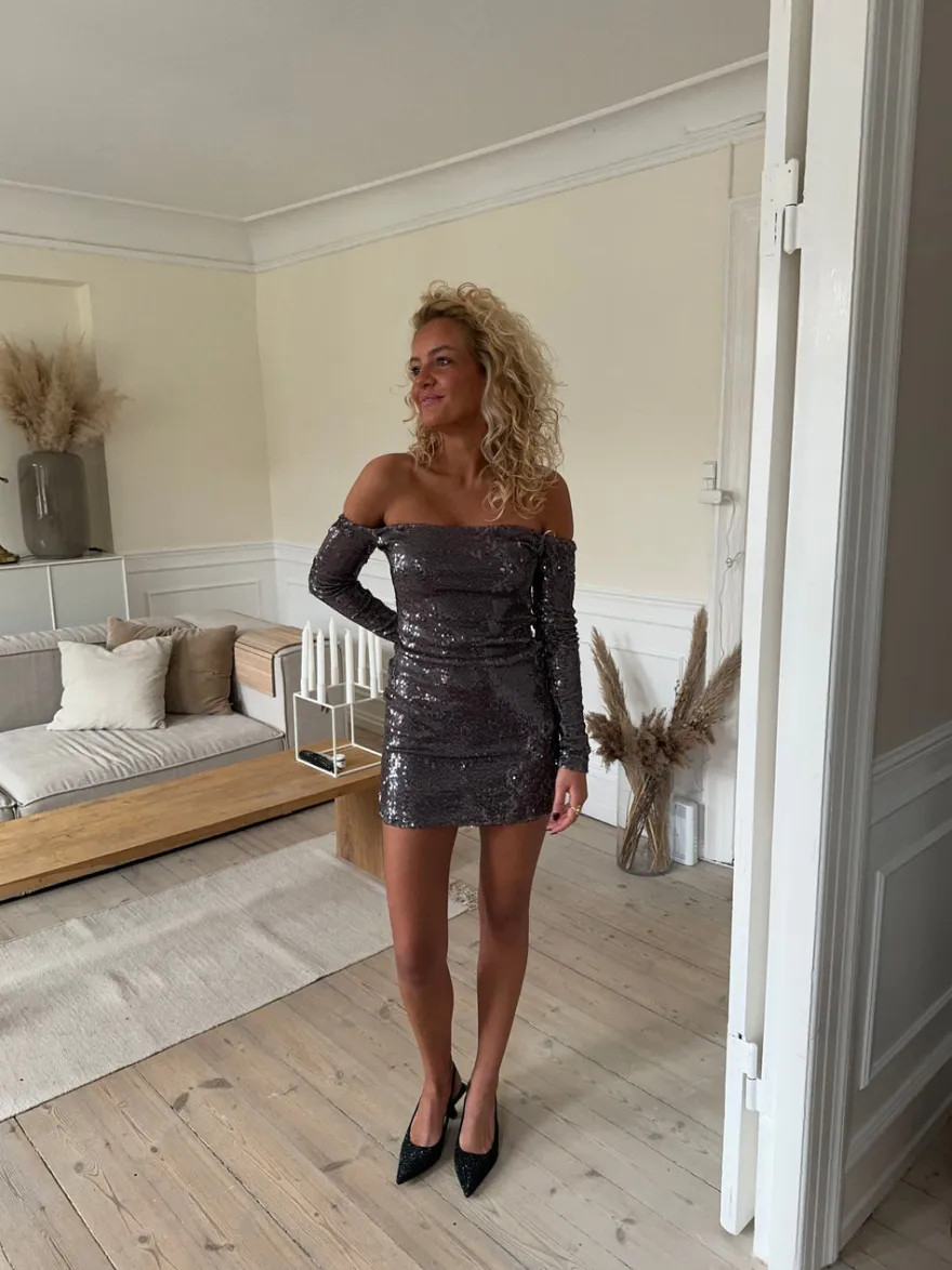 Design By Si Lunea off shoulder kjole med pallietter - Grå