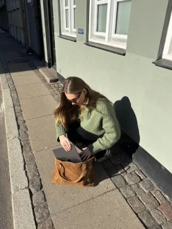 Design By Si Lyra taske med nitter - Karamelfarvet Discount