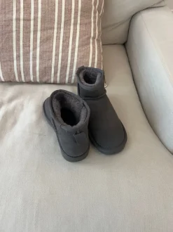 Design By Si Malabo bamsestøvle kort - Grå