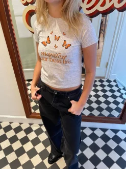 Design By Si Manifest your best life baby tee - Grå Best