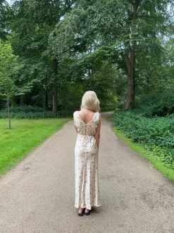 Design By Si Marielle kjole med blomster - Beige Clearance
