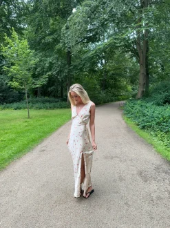 Design By Si Marielle kjole med blomster - Beige Clearance