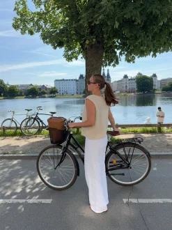 Design By Si Mathilde Ravn bukser med småt broderi - Hvid Online
