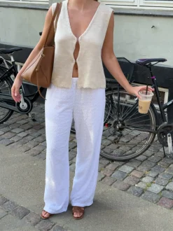 Design By Si Mathilde Ravn bukser med småt broderi - Hvid Online