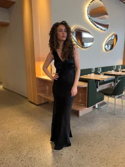 Design By Si Miana maxi satinkjole - Sort Discount