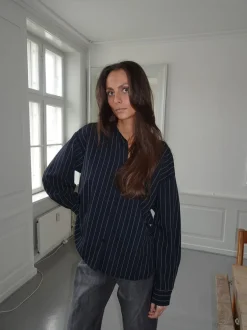 Design By Si Miki stribet skjorte med åben ryg - Mørk navy Sale