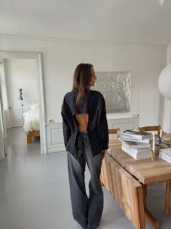 Design By Si Miki stribet skjorte med åben ryg - Mørk navy Sale