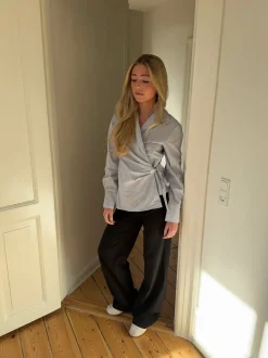 Design By Si Milay skjorte med bindebånd - Lyseblå/hvid Online
