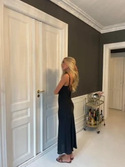 Design By Si Minnie satinkjole - Sort Clearance