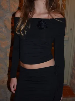 Design By Si Miriam off shoulder bluse med blomst - Sort Best