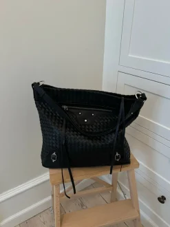 Design By Si Mumbai skuldertaske i flet - Sort Discount