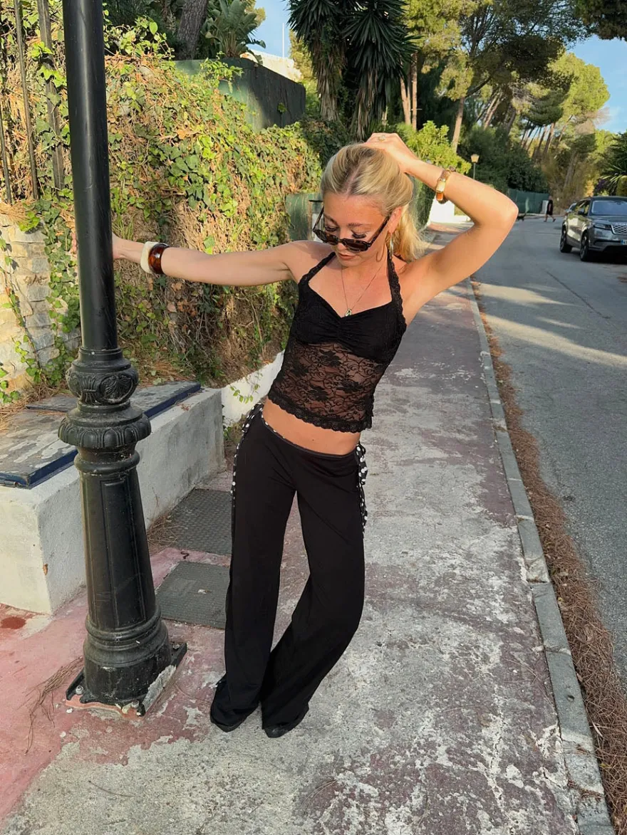 Design By Si Nicola halternecktop i blonde - Sort Online