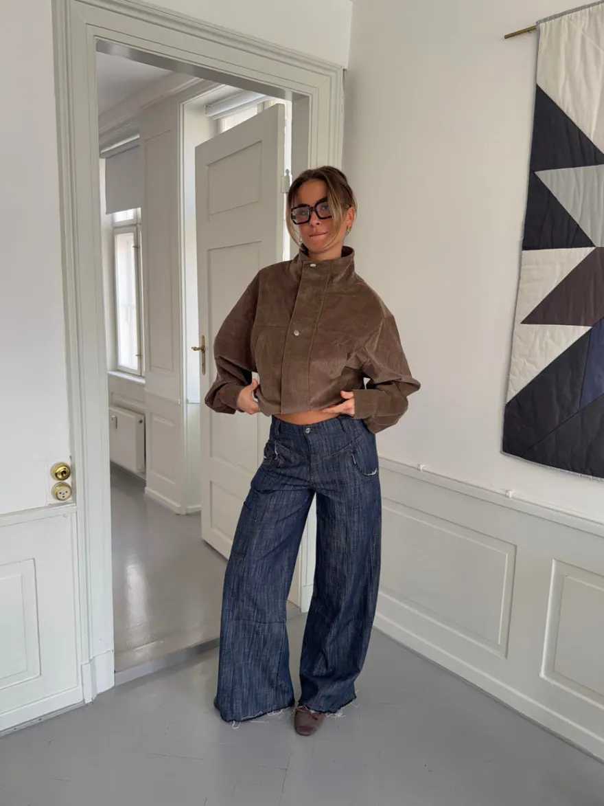 Design By Si Olive jeans med detaljer - Navy Outlet