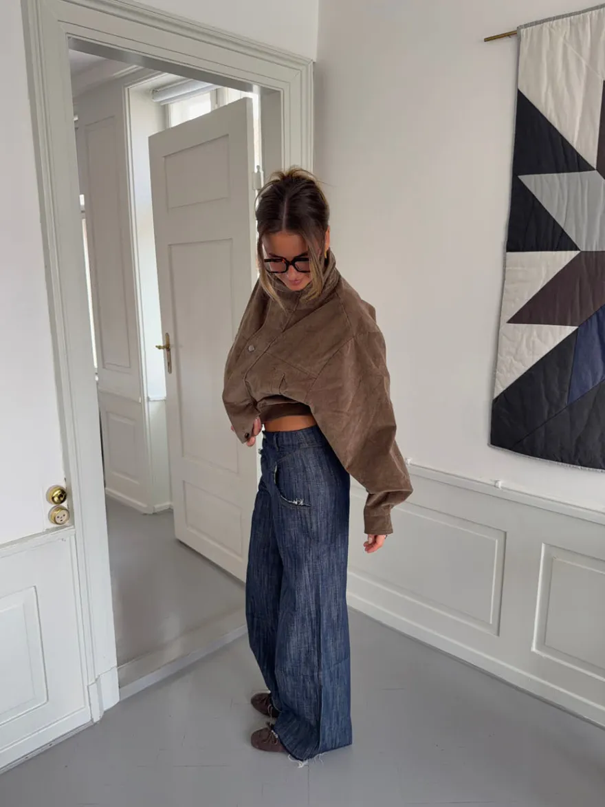 Design By Si Olive jeans med detaljer - Navy Outlet