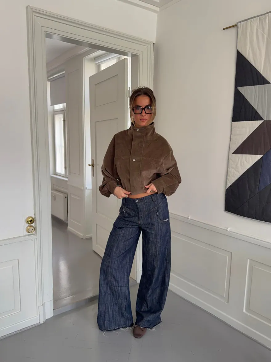 Design By Si Olive jeans med detaljer - Navy Outlet
