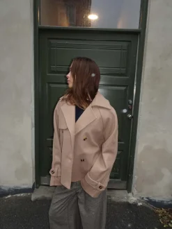 Design By Si Patricia kort trenchcoat - Beige Best