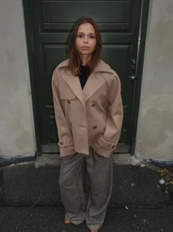 Design By Si Patricia kort trenchcoat - Beige Best