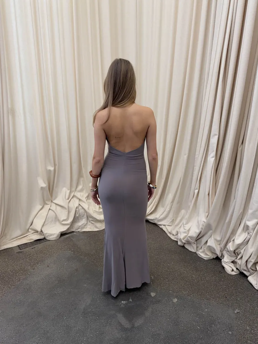 Design By Si Pauline kjole med åben ryg - Taupe